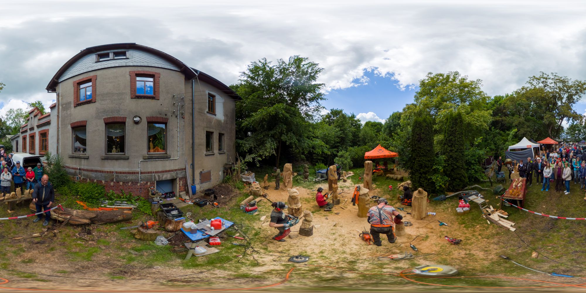 südamerikanische Kettensägenschnitzer