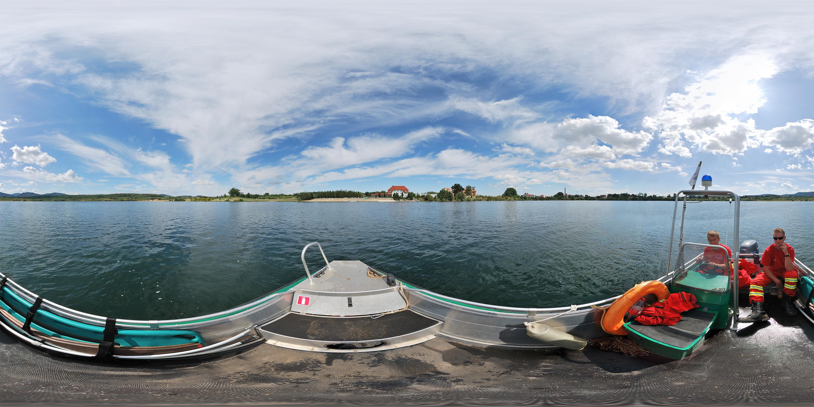 Blick vom See auf das Hotel Haus am See