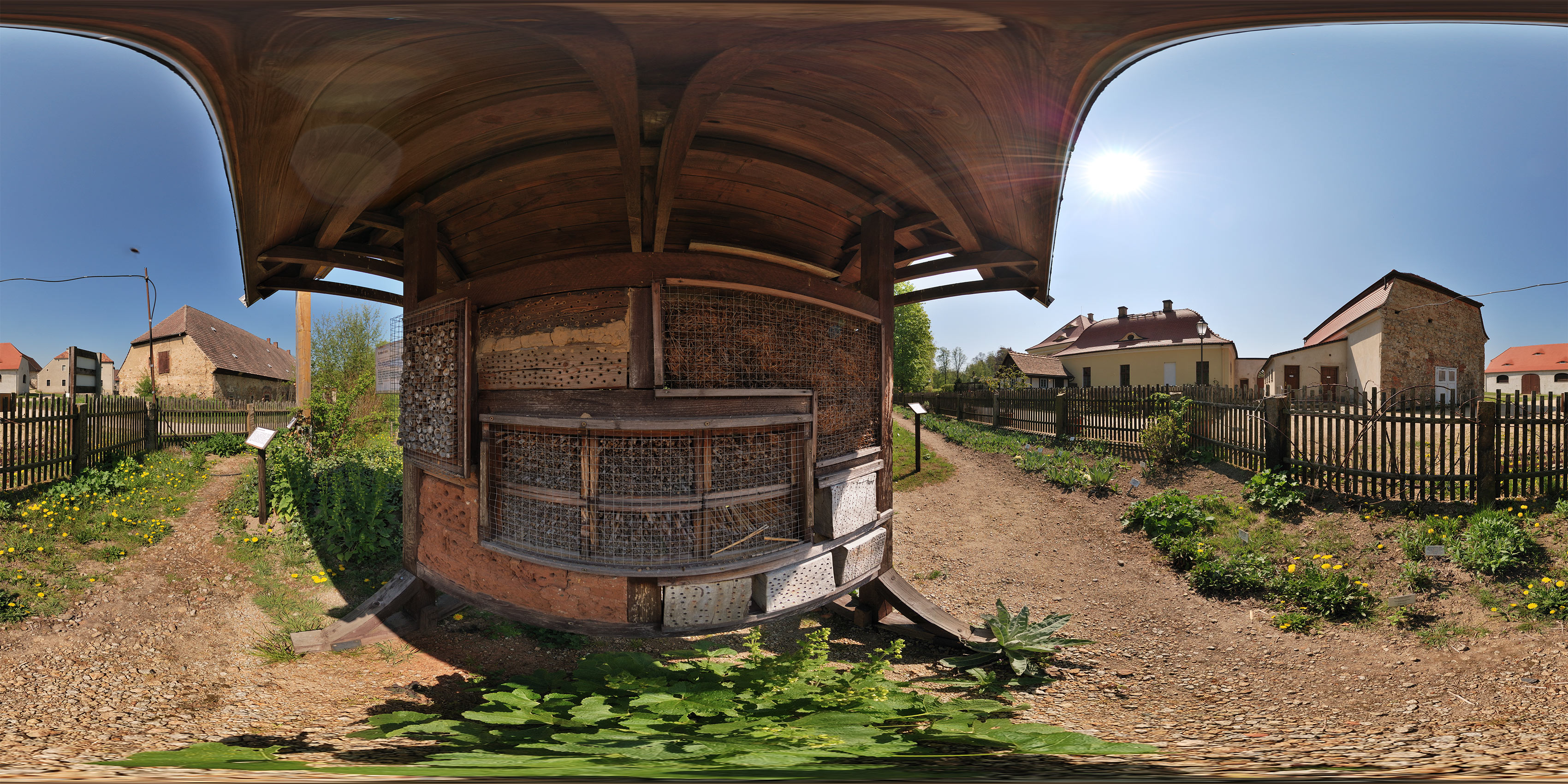 Bienenhotel im Kräutergarten