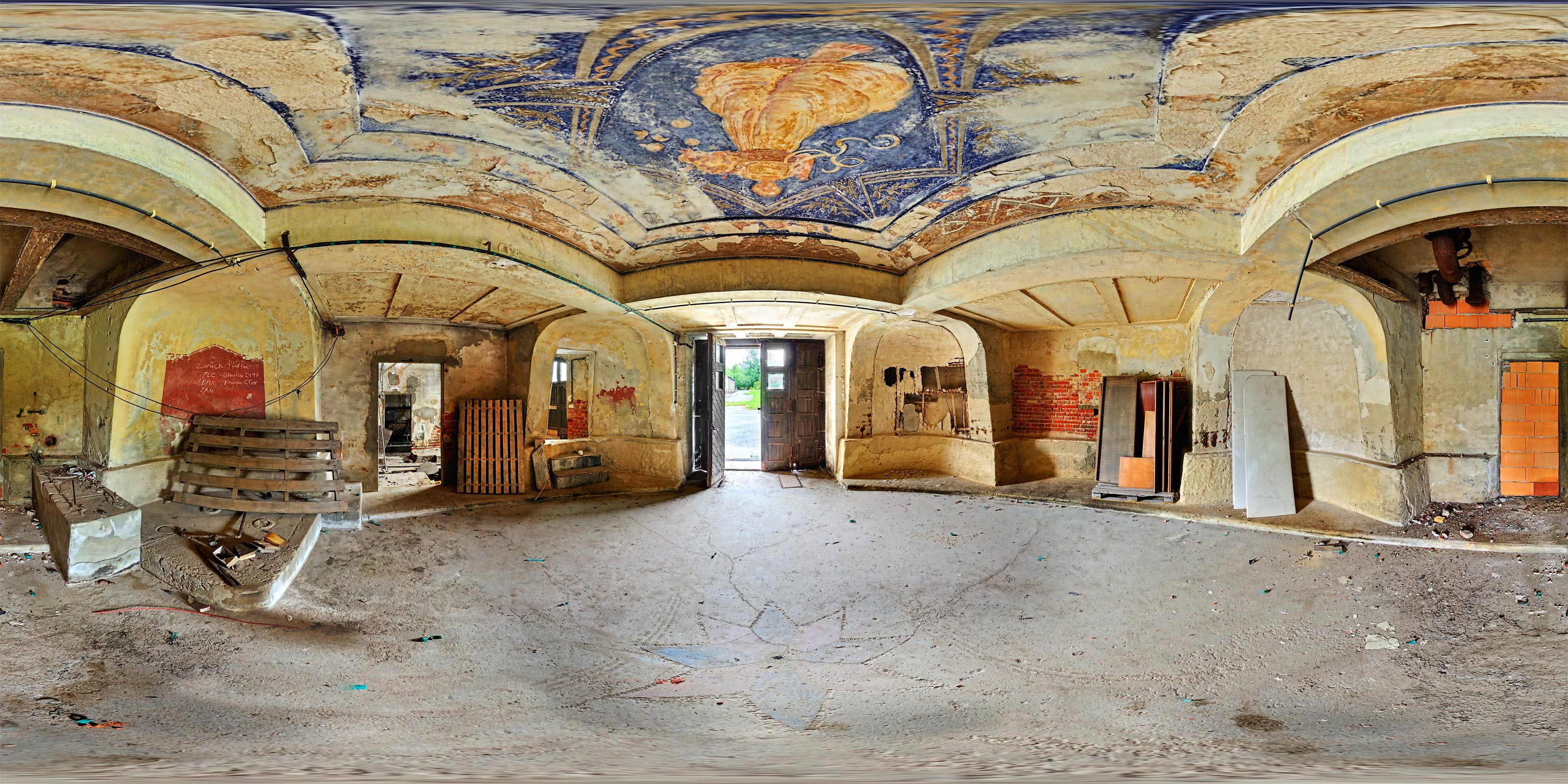 Eingang mit Freimaurerstern und Deckenbemalung